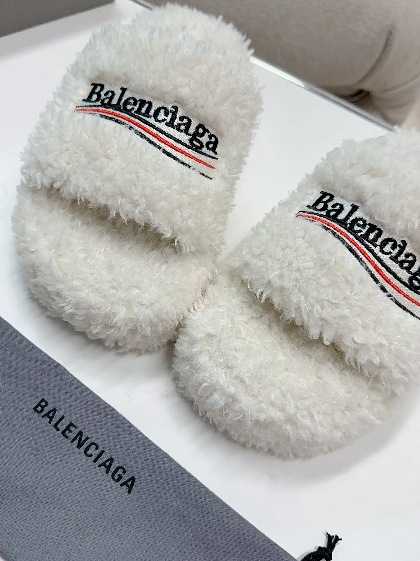 👟👟Ex-factory price 480👟👟Thick-soled Balenciaga autumn and winter trendy wool slippers💕cx upper letter pattern, electric embroidery logo embroidery technology! Full of high-end feel! Especially beautiful on the feet 🦶 🐑Material: wool (very soft and comfortable) 🐑Sole: Original non-slip and wear-resistant outsole 🐑Number/size: Women's 35-41